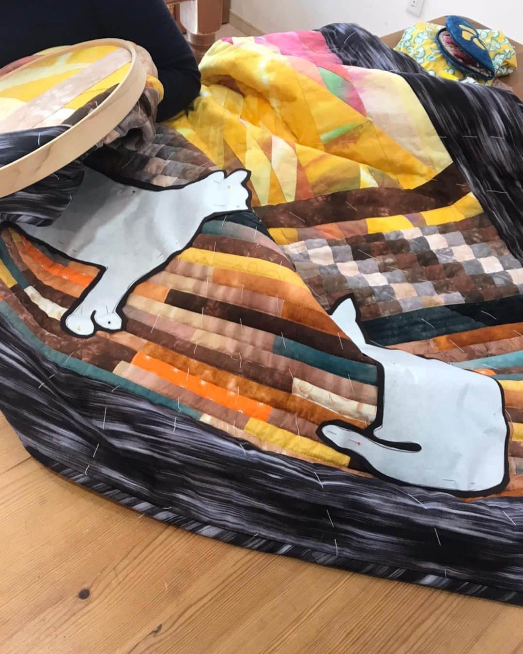 のインスタグラム：「* 今日は午前と午後の2クラスのレッスンを三茶でしました。 みんな熱心にウィンターキルトを作っています。 そして今新幹線に乗って神戸に向かっています🚅。 明日は神戸キルトサロンでレッスンです。」