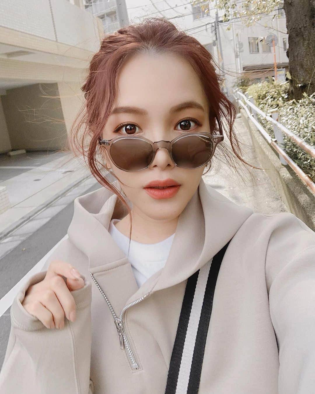 Lilmeのインスタグラム：「ピンクの髪色ほんとに気に入ってる🎀当分はこのピンクヘアーにする予定です🌙﻿ よく質問がありますがブリーチはしていません😉！いつもよりピンク多めにしてもらったらとってもいい感じでした🙆‍♀️ @shuhei_szk にお任せしています✌️ ﻿ 👓: @oliverpeoples ﻿ 👕: @nine_official_pr ﻿」