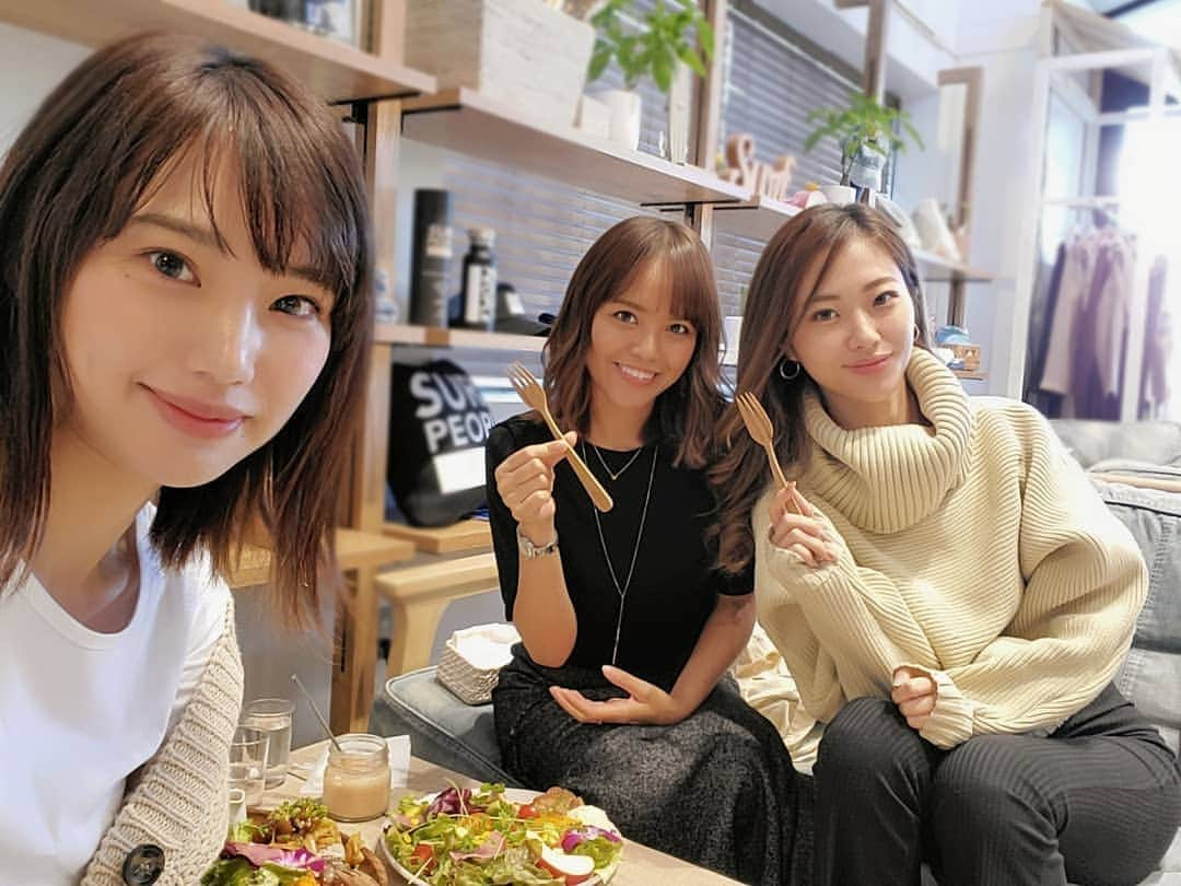 保坂玲奈さんのインスタグラム写真 - (保坂玲奈Instagram)「C  A  F  E 🍴 . びーまりちゃんとカフェランチ🥰 . @to_the_sea_hawaii のカフェで 家具や服、アクセサリー等も ここで見て購入出来るから お料理が運ばれるまで 店内をお散歩してた🤭 . . びーちゃんはサラダプレート まりちゃんはチキン南蛮プレート 私はアヒポキプレート ひとくちシェアしあったけど どれも美味しくて女子が好きな感じ😳 . . 居心地が良くて話も弾んで楽しかった〜🥰 . . . #学芸大学カフェ #totheseaHawaii  #totheseahealthliving #ガールズトーク」11月12日 17時54分 - __renao_0707