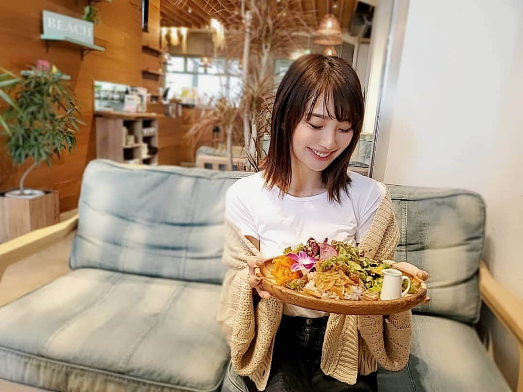 保坂玲奈さんのインスタグラム写真 - (保坂玲奈Instagram)「C  A  F  E 🍴 . びーまりちゃんとカフェランチ🥰 . @to_the_sea_hawaii のカフェで 家具や服、アクセサリー等も ここで見て購入出来るから お料理が運ばれるまで 店内をお散歩してた🤭 . . びーちゃんはサラダプレート まりちゃんはチキン南蛮プレート 私はアヒポキプレート ひとくちシェアしあったけど どれも美味しくて女子が好きな感じ😳 . . 居心地が良くて話も弾んで楽しかった〜🥰 . . . #学芸大学カフェ #totheseaHawaii  #totheseahealthliving #ガールズトーク」11月12日 17時54分 - __renao_0707