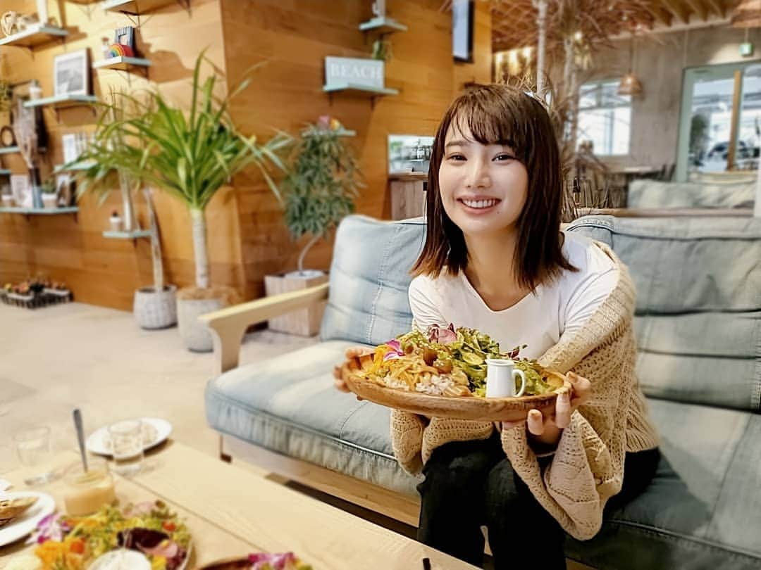 保坂玲奈さんのインスタグラム写真 - (保坂玲奈Instagram)「C  A  F  E 🍴 . びーまりちゃんとカフェランチ🥰 . @to_the_sea_hawaii のカフェで 家具や服、アクセサリー等も ここで見て購入出来るから お料理が運ばれるまで 店内をお散歩してた🤭 . . びーちゃんはサラダプレート まりちゃんはチキン南蛮プレート 私はアヒポキプレート ひとくちシェアしあったけど どれも美味しくて女子が好きな感じ😳 . . 居心地が良くて話も弾んで楽しかった〜🥰 . . . #学芸大学カフェ #totheseaHawaii  #totheseahealthliving #ガールズトーク」11月12日 17時54分 - __renao_0707