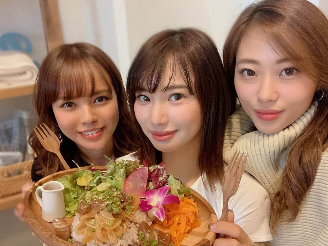 保坂玲奈さんのインスタグラム写真 - (保坂玲奈Instagram)「C  A  F  E 🍴 . びーまりちゃんとカフェランチ🥰 . @to_the_sea_hawaii のカフェで 家具や服、アクセサリー等も ここで見て購入出来るから お料理が運ばれるまで 店内をお散歩してた🤭 . . びーちゃんはサラダプレート まりちゃんはチキン南蛮プレート 私はアヒポキプレート ひとくちシェアしあったけど どれも美味しくて女子が好きな感じ😳 . . 居心地が良くて話も弾んで楽しかった〜🥰 . . . #学芸大学カフェ #totheseaHawaii  #totheseahealthliving #ガールズトーク」11月12日 17時54分 - __renao_0707