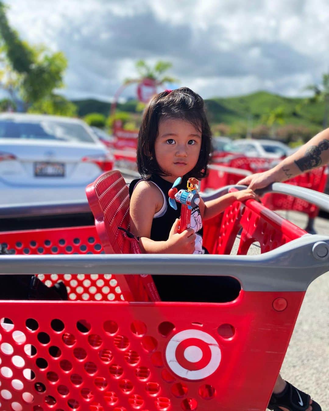 Saki のインスタグラム：「#TARGET #TARGETstore #kailua  一番聞かれるオモチャや絵本、服などはほとんどと言っていいぐらい ターゲット & #TJmaxx & #wallmart  この3箇所で集め買いました‼️🛒🛍 とにかく安いし可愛いし✨  食品から生活用品、なんでもある広い店内から探し出すのは大変やけど、 昔buyerしてただけあって短時間で 次々かわいいのPICUPした😹👏🏼❤️ (Jさんは買い物中、おもちゃで遊ばせたり、キャンディー🍭食べさせるか工夫して)  あと基本、ハワイはeco志向🌱 shopingbag有料やから エコバッグ持っていくの忘れずに！ ずっとわたしはバック持参です🧸🎈 #Hawaii #honolulu #Hawaiian #waikiki #ハワイ #ホノルル#ハワイ旅行 #家族旅行 #family #aloha  #親子 #ハワイ旅  #2歳  #谷口じょあん #恕空 #親バカ #男の子 #男の子ママ #息子#kids  #mamalife  #kidsphoto @angel__boys」