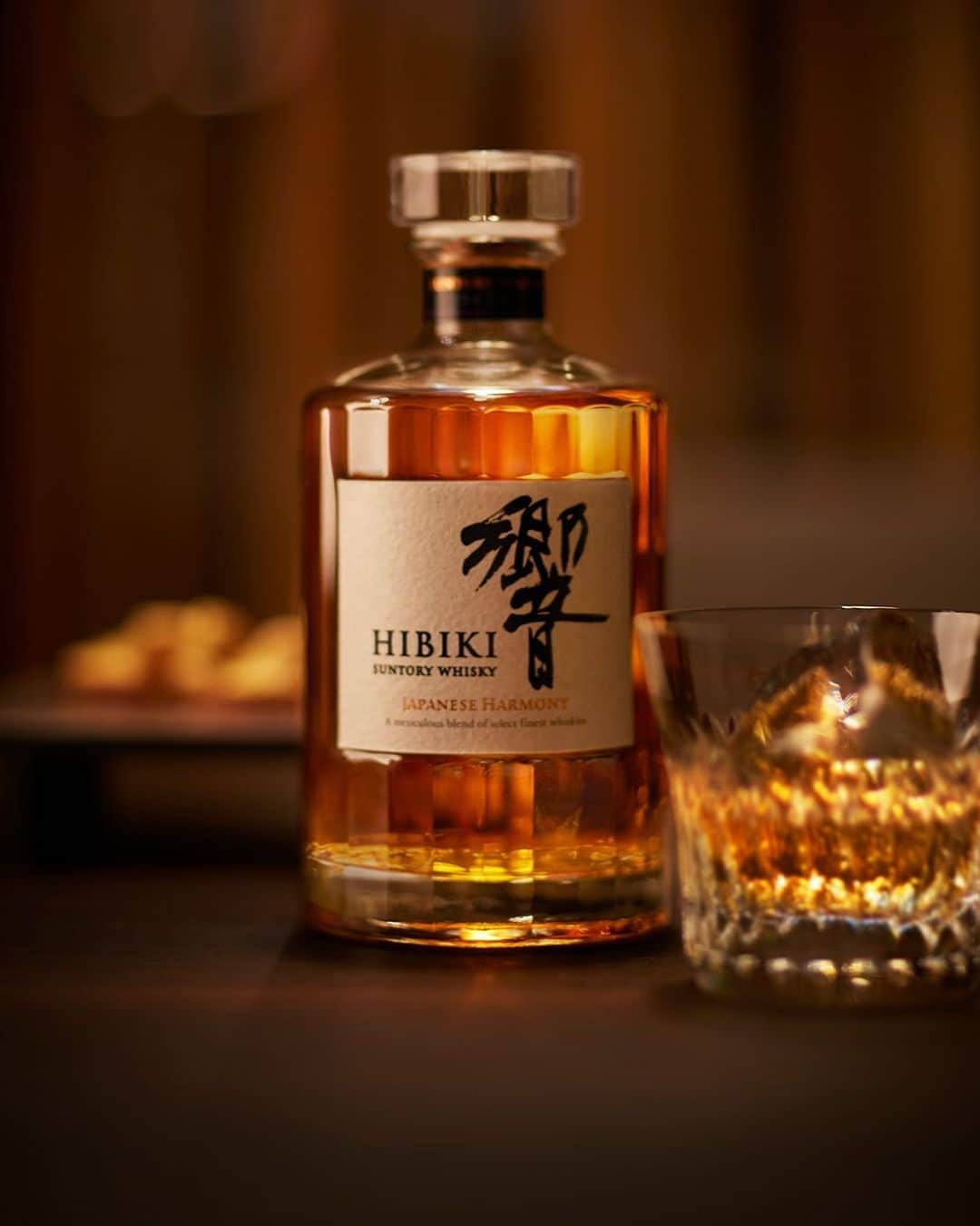 響 | SUNTORY WHISKY HIBIKIさんのインスタグラム写真 - (響 | SUNTORY WHISKY HIBIKIInstagram)「. HIBIKI TIME 「響 JAPANESE HARMONY」のさまざまな表情を垣間見る Discover the allure of HIBIKI JAPANESE HARMONY.  #響 #hibiki #二十四節気 #立冬 #冬 #響時間 #hibiki_time #hibikitime #suntorytime」11月12日 18時10分 - suntorywhisky_hibiki