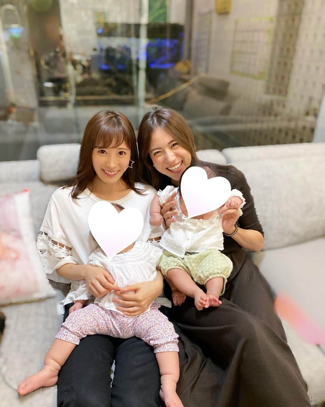 小林真由のインスタグラム：「⋆﻿ ⋆﻿ 太田家が我が家に♡﻿ さっさーbabyが可愛くて本当に良い子で、﻿ 数ヶ月前は娘もこんなに小さかったのかぁと﻿ 信じられない気持ち🥺🌼﻿ ﻿ そして産後とは思えない美しいさっさー✨﻿ とても素敵なママさん☺️💕﻿ 可愛い可愛い娘達にパパ達もデレデレです。﻿ 落ち着いたらまた美味しいお店行こうねっ🍡﻿ ﻿ #ベビー #女の子ベビー #生後4ヶ月 #生後11ヶ月 #ママライフ #ホームパーティー with #太田家﻿ #娘の体勢よ笑」