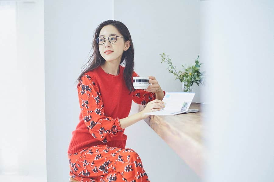 古谷有美さんのインスタグラム写真 - (古谷有美Instagram)「🧶 photo @takuyasakawaki  hair&make @le_tournesol10  knit...cristaseya one-piece...zara  glasses...OG×OLIVERGOLDSMITH ・ ・ ほらほら、重い荷物はおいといて、 遠くへ旅に出ようよってお話しています。 ちなみにわたしの数少ない自慢は 旅の荷物が少ないことです✌️ えっへん ・ ・ #朝日新聞telling🔍  #オフショット」11月12日 18時19分 - yuumifuruya