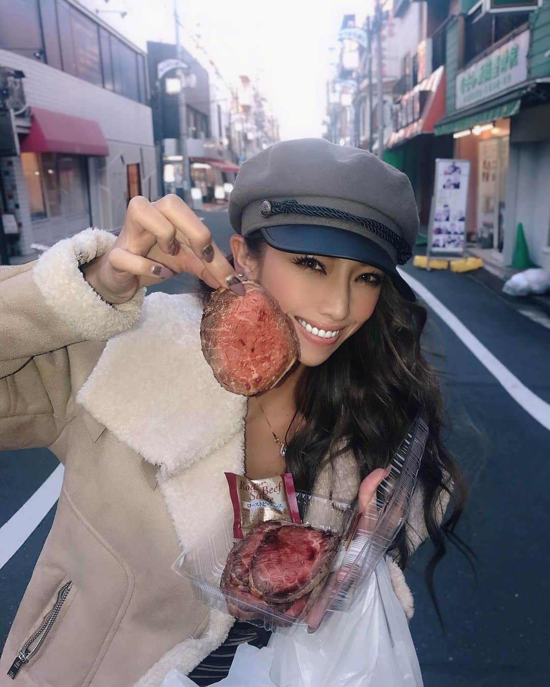 角田麻央さんのインスタグラム写真 - (角田麻央Instagram)「Street meat🙈🥩 お天気よくて最高な食べ歩き日和だった🤪💜w #肉食角田 #ローストビーフ #詳細はストーリーでw」11月12日 18時32分 - maotsunoda888