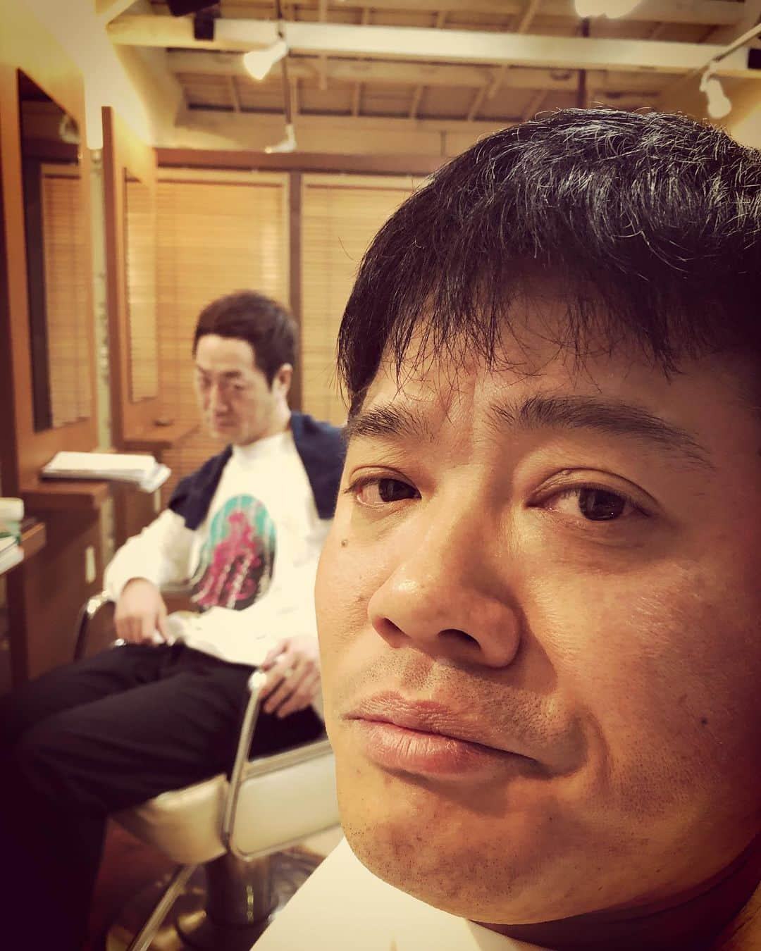 杉本知香さんのインスタグラム写真 - (杉本知香Instagram)「シブい佐田くんの向こう側で 満面の笑み❓なえいじ。 ポートレートいい感じ🤪  #中目黒美容室 #バッドボーイズ佐田 #バッドボーイズ #佐田正樹#デメキン #インポッシブル井元 #インポッシブルえいじ#インポッシブル」11月12日 18時27分 - sugimotoc