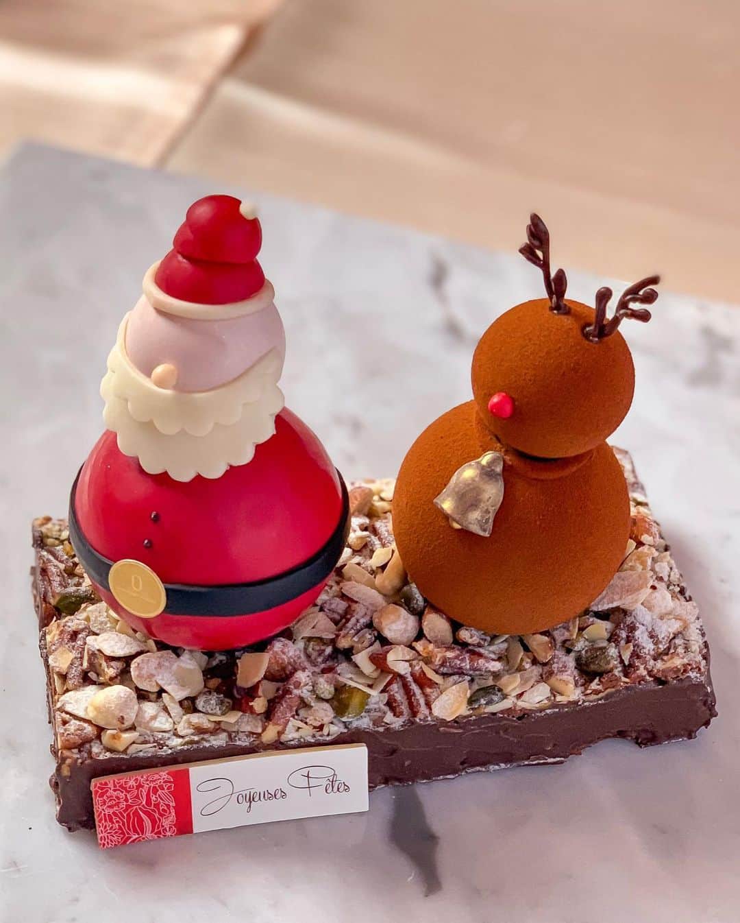 DJ Cellyさんのインスタグラム写真 - (DJ CellyInstagram)「大好きなケーキ屋さん♥️ルワンジュ東京 @louange.tokyo のウィンタークリスマスコレクションへ🎄💫. . 今回もとっっても可愛くて、最高に美味しいケーキがたくさん🥺🥺🥺！ 色々試食させてもらったけど、やっぱりチョコレート好きな私はガトーショコラが1番好きでした🍫♡. ほろ苦いキャラメルと4種類のナッツも入ってて…おいし🤤🤤🤤♥️♥️♥️. . クリスマス気分も味わえてとっても楽しかった♡. りささんありがとう〜🥰！！ @ri9535sa ♡♡. . @louange.tokyo https://www.louange-tokyo.com #louangetokyo #ルワンジュ東京 #クリスマスケーキ #ケーキ #クリスマス #クリスマスケーキ2019 #スイーツ #インスタ映え #christmas #christmascake #cake #sweets #happy #love #tokyo #セリーズチョイススイーツ」11月12日 18時40分 - celly_cecilia