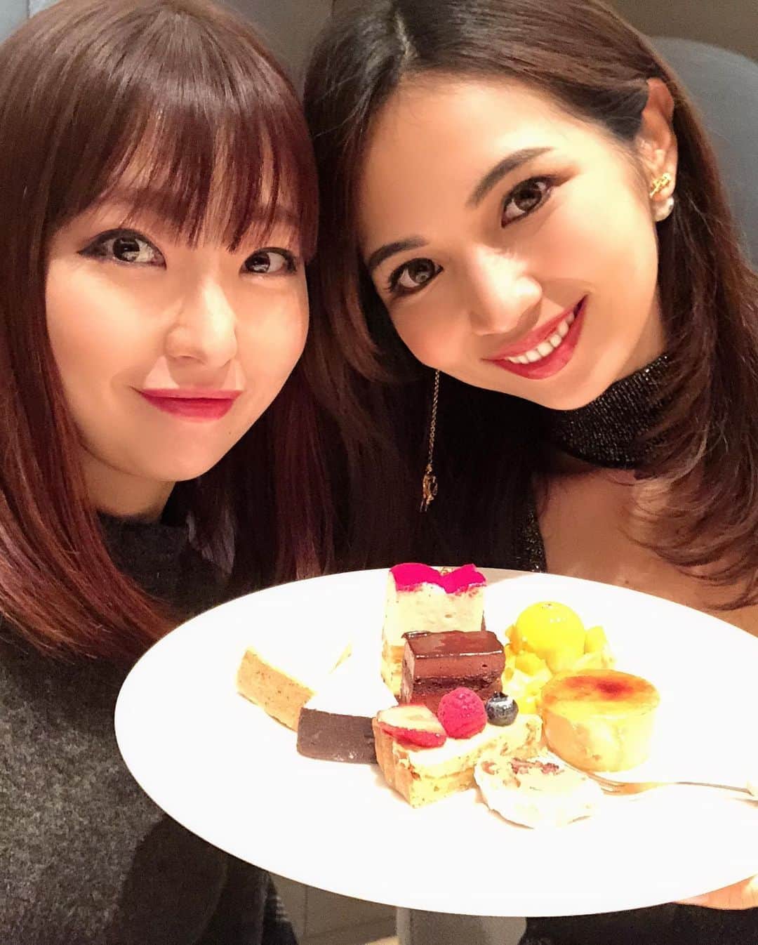 DJ Cellyさんのインスタグラム写真 - (DJ CellyInstagram)「大好きなケーキ屋さん♥️ルワンジュ東京 @louange.tokyo のウィンタークリスマスコレクションへ🎄💫. . 今回もとっっても可愛くて、最高に美味しいケーキがたくさん🥺🥺🥺！ 色々試食させてもらったけど、やっぱりチョコレート好きな私はガトーショコラが1番好きでした🍫♡. ほろ苦いキャラメルと4種類のナッツも入ってて…おいし🤤🤤🤤♥️♥️♥️. . クリスマス気分も味わえてとっても楽しかった♡. りささんありがとう〜🥰！！ @ri9535sa ♡♡. . @louange.tokyo https://www.louange-tokyo.com #louangetokyo #ルワンジュ東京 #クリスマスケーキ #ケーキ #クリスマス #クリスマスケーキ2019 #スイーツ #インスタ映え #christmas #christmascake #cake #sweets #happy #love #tokyo #セリーズチョイススイーツ」11月12日 18時40分 - celly_cecilia