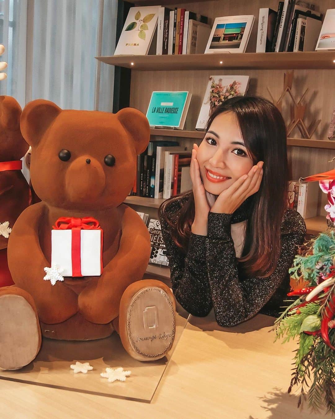 DJ Cellyさんのインスタグラム写真 - (DJ CellyInstagram)「大好きなケーキ屋さん♥️ルワンジュ東京 @louange.tokyo のウィンタークリスマスコレクションへ🎄💫. . 今回もとっっても可愛くて、最高に美味しいケーキがたくさん🥺🥺🥺！ 色々試食させてもらったけど、やっぱりチョコレート好きな私はガトーショコラが1番好きでした🍫♡. ほろ苦いキャラメルと4種類のナッツも入ってて…おいし🤤🤤🤤♥️♥️♥️. . クリスマス気分も味わえてとっても楽しかった♡. りささんありがとう〜🥰！！ @ri9535sa ♡♡. . @louange.tokyo https://www.louange-tokyo.com #louangetokyo #ルワンジュ東京 #クリスマスケーキ #ケーキ #クリスマス #クリスマスケーキ2019 #スイーツ #インスタ映え #christmas #christmascake #cake #sweets #happy #love #tokyo #セリーズチョイススイーツ」11月12日 18時40分 - celly_cecilia