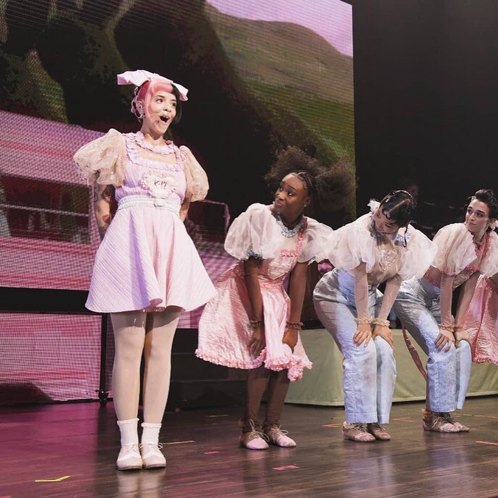 メラニー・マルティネスさんのインスタグラム写真 - (メラニー・マルティネスInstagram)「Europe Tickets Still Available for The K-12 Tour 💕 Link in Bio 🌟🏫🧚🏼‍♀️📚 Excited to create a beautiful frequency of love together on Wednesday, Oakland!」11月12日 18時41分 - littlebodybigheart