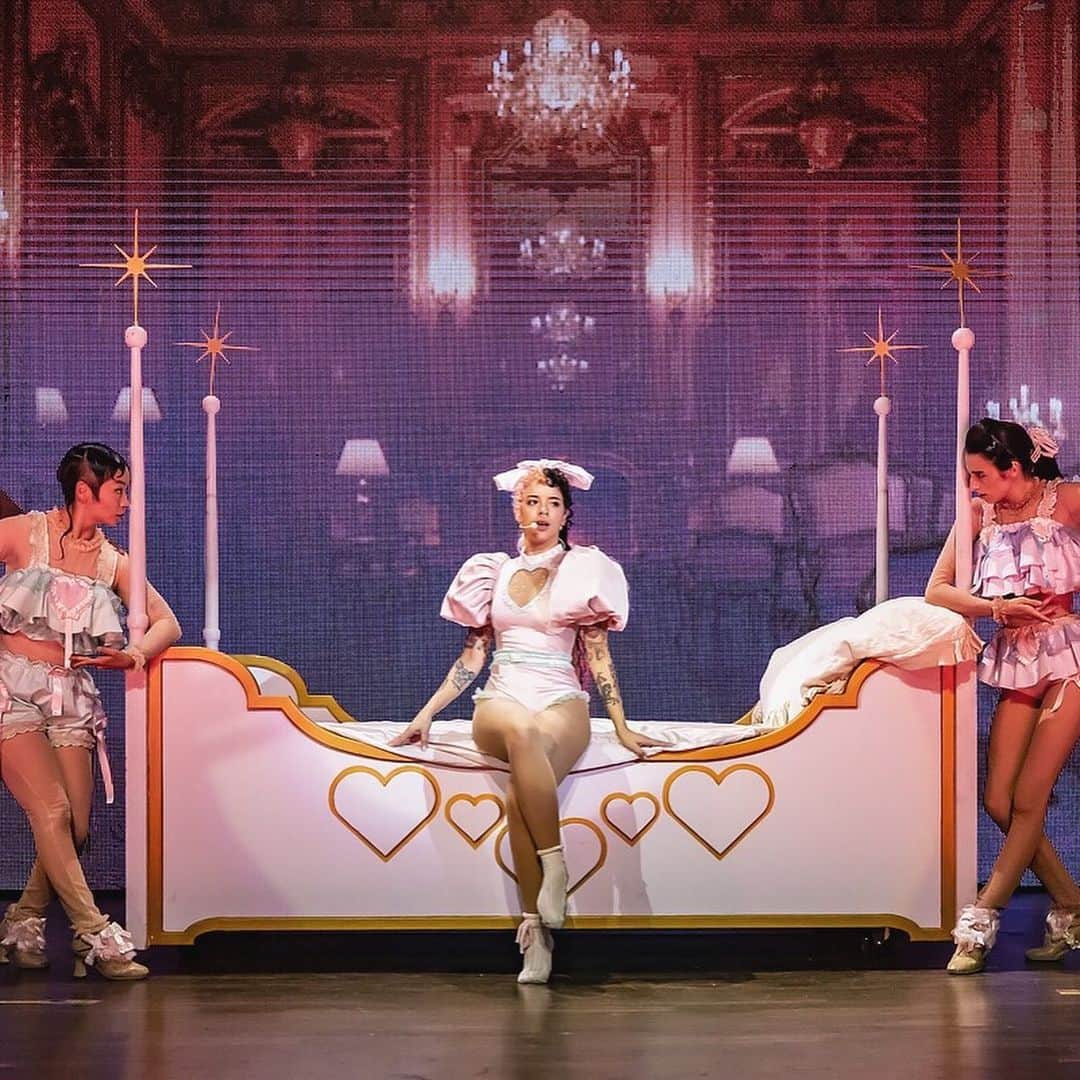 メラニー・マルティネスさんのインスタグラム写真 - (メラニー・マルティネスInstagram)「Europe Tickets Still Available for The K-12 Tour 💕 Link in Bio 🌟🏫🧚🏼‍♀️📚 Excited to create a beautiful frequency of love together on Wednesday, Oakland!」11月12日 18時41分 - littlebodybigheart