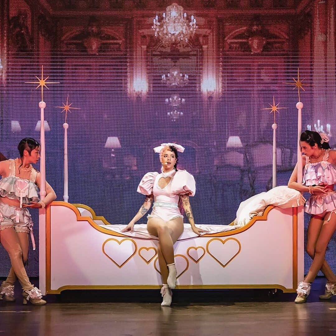 メラニー・マルティネスのインスタグラム：「Europe Tickets Still Available for The K-12 Tour 💕 Link in Bio 🌟🏫🧚🏼‍♀️📚 Excited to create a beautiful frequency of love together on Wednesday, Oakland!」
