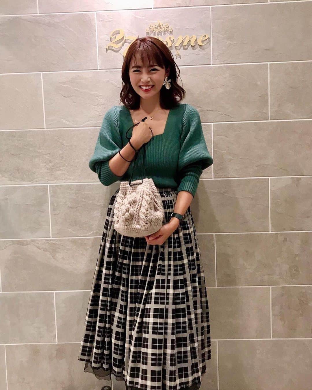 河内麻沙美さんのインスタグラム写真 - (河内麻沙美Instagram)「#mama 👩🏻 ． ． 最近育児にすごく疲れを感じていて…お兄夫婦にポロリと疲労話をしたところ、明日見てるから1人でゆっくり過ごしてきなよ‼️という神様のお言葉をいただき、おひとり様時間を過ごしました😭🙏💕 ． 何も予定がない一人の時間は約3年ぶり💦(出産してから初めて🥺) @m.y.331 ちゃんに連絡して @27cosmeginza に行ってきました🤗 ． エポラーシェコースを受けたよ✨ 施術内容は、オゾンスチームケアをしながら、デコルテ首肩顔のリンパマッサージを行いEMSリフトアップマシン、美白美容液導入のエレクトロポレーション後、高濃度保湿美容液リンプルでパックをしてもらいました🙌 盛りだくさんだね😂ww お疲れの様子を見て、スカルプマッサージもパック中に施術してくれた😭❤️ 顔のトーンも上がって、プルプルになってほんとに嬉しい❣️❣️ ． #LILIとRIKU はその間まさかのディズニーへ連れてってもらってたよ😳‼️ 行きたいって言ったらしい… 先週行ったばかり😂 ． 1人でランチして、買い物して、試着して✨(これ子連れだとなかなかできないよね💦)帰って昼寝までしちゃった😭💓 まじで回復したよ✨ ． たまに自分の時間も持たないといけないな〜って改めて実感した‼️ ママの皆さん、自分にご褒美たくさんあげてね🥺💕 ． #エポラーシェコース#27コスメ銀座　#27cosmeginza#銀座エステ#EPORASHE#肌質改善#無添加エステ#季節の変わり目のケア#またママ#２児のママ#子育て#育児#ママのご褒美#ママの休日#ママの休日の過ごし方#エステ#贅沢#幸せ」11月12日 18時41分 - masamikouchi