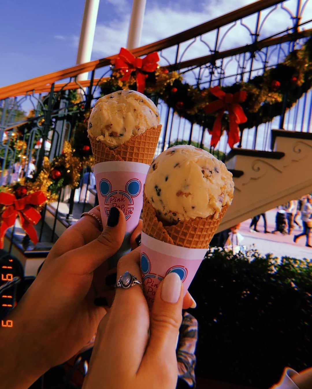 ジュディ舞衣のインスタグラム：「All I want for Christmas is a fun day with all my horsey peeps🎄🎠🏰」