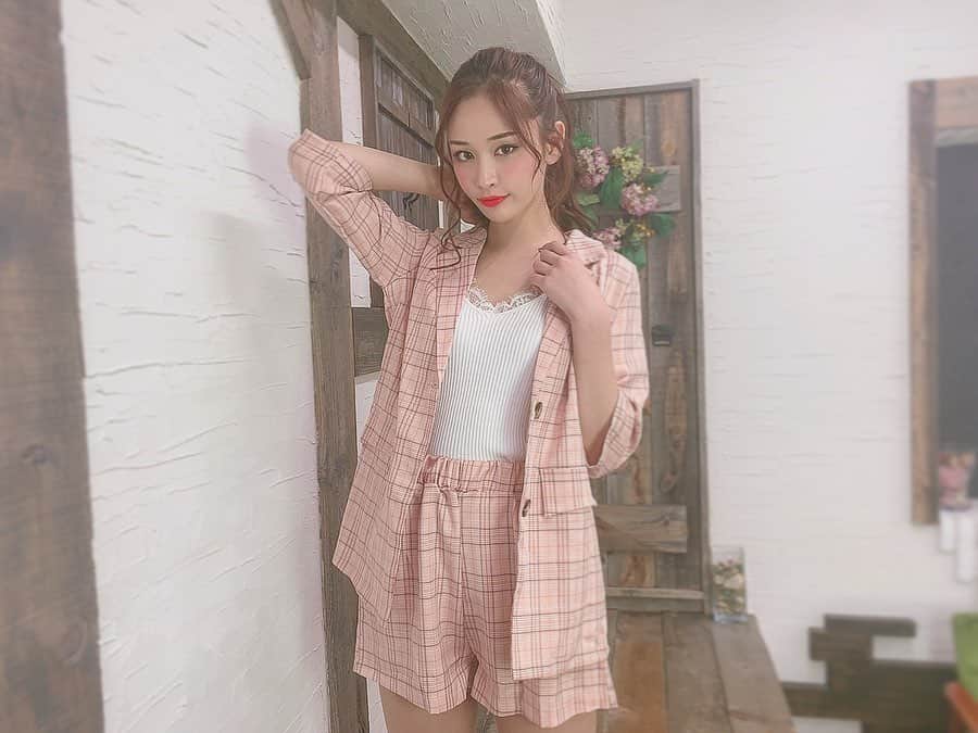のインスタグラム：「💖 . @7things.official のピンクのセットアップあげ〜💗 カジュアルにスニーカー合わせてみた〜👟🎶 . . あ、次の日曜日はフェスタソーレ撮影会だよ❣️ 何着ようかしら〜🤓💕 . . #fashion#7things#setup#シャツコーデ#セットアップ#ピンクコーデ#スニーカー#pinkmonster#ピンクおばけ#ピンクおばけ#おしゃれ#韓国ファッション#koreanfashion#ootd#大人ファッション#大人コーデ#韓国#プチプラ#かわいい#kawaii#japanesemodel #japanesegirl #일본여자#일본모델#패션」