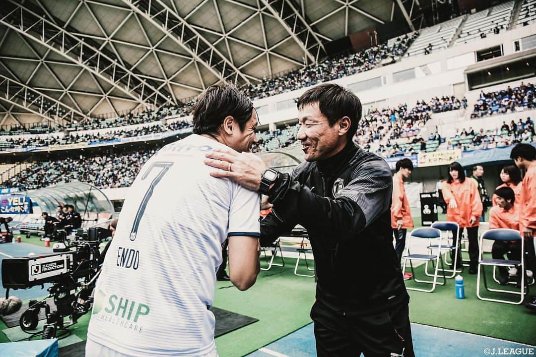 Ｊリーグさんのインスタグラム写真 - (ＪリーグInstagram)「.﻿ かつてのコーチと﻿ 笑顔で挨拶を交わす遠藤選手🤝😊﻿ ﻿ #明治安田生命Ｊ１リーグ 第31節﻿ ベストショットをお届け✨﻿ ﻿ ﻿ #Ｊリーグ﻿ #jleague﻿ ﻿ #ガンバ大阪 #gamba﻿ #遠藤保仁 #ヤット #ヤットさん﻿ #大分トリニータ﻿ #trinita #oitatrinita﻿ #片野坂知宏 #監督﻿ #笑顔 #smile﻿ #ニコニコ #にこにこ #😊﻿ #再会 #握手﻿ #ベストショット #bestshot﻿ #ナイスショット #niceshot﻿ #オフショット #offshot ﻿ #soccer #football #⚽️﻿」11月12日 18時37分 - jleaguejp