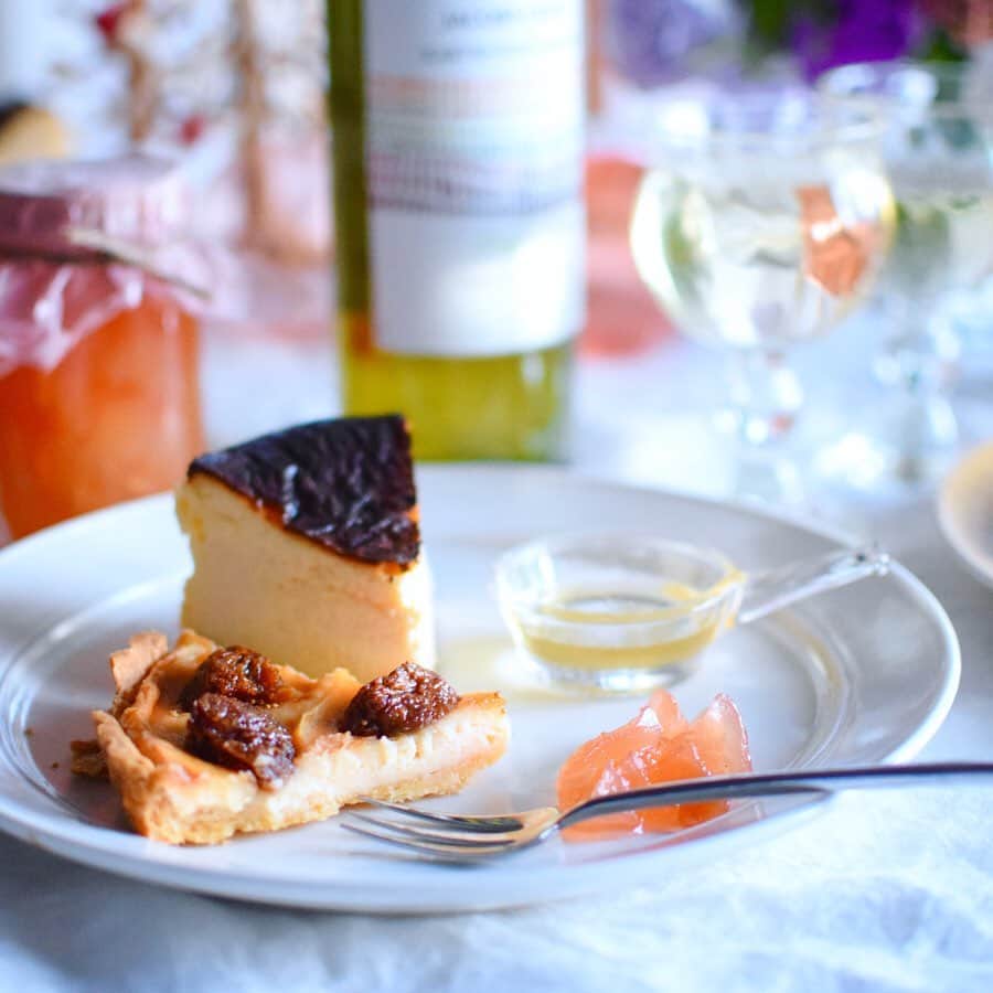 nao_cafe_さんのインスタグラム写真 - (nao_cafe_Instagram)「#チーズケーキ . こんばんは😊 先日我が家で チーズケーキと白ワインの会をしました♩ お酒に合うチーズケーキ作りに 最近ハマっているので 友人を呼んで試食会を🍾 . ワインは　 ジェイコブス・クリークのシャルドネ。 とにかく爽やかな香りで、 濃厚なチーズケーキに合うんです♡ . ケーキは ラム酒に漬けた無花果を乗せた ベイクドチーズタルトと バスクチーズケーキ。 蜂蜜や紅玉のジャムを添えていただきました🍎 紅玉のジャムはお土産に持って帰ってもらったよ♩ . 次は別のチーズケーキでぜひまた開催したいと思います😆 . . ジェイコブスクリーク様×フーディテーブル様のコラボ企画に参加しています。 モニターでこちらのシャルドネをいただきました😊 . . 2019.11.12 . . #ジェイコブスクリーク #フーディーテーブル#フーディストモニター #ourtablejp . #ワイン#ワイン好き#チーズケーキマニア #ベイクドチーズケーキ#チーズタルト#バスクチーズケーキ #クイストゴー#テーブルコーディネート #ホームパーティー#roomインスタグラマー #楽天roomに載せてます」11月12日 18時39分 - nao_cafe_