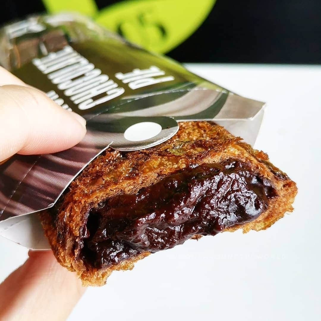 McDonald's Philippinesのインスタグラム：「It’s hard to resist something that’s oozing with luscious dark chocolate. 😍 Give this shot by @spoonsaroundtheworld a double tap, then tap the McDo App! 🎵」