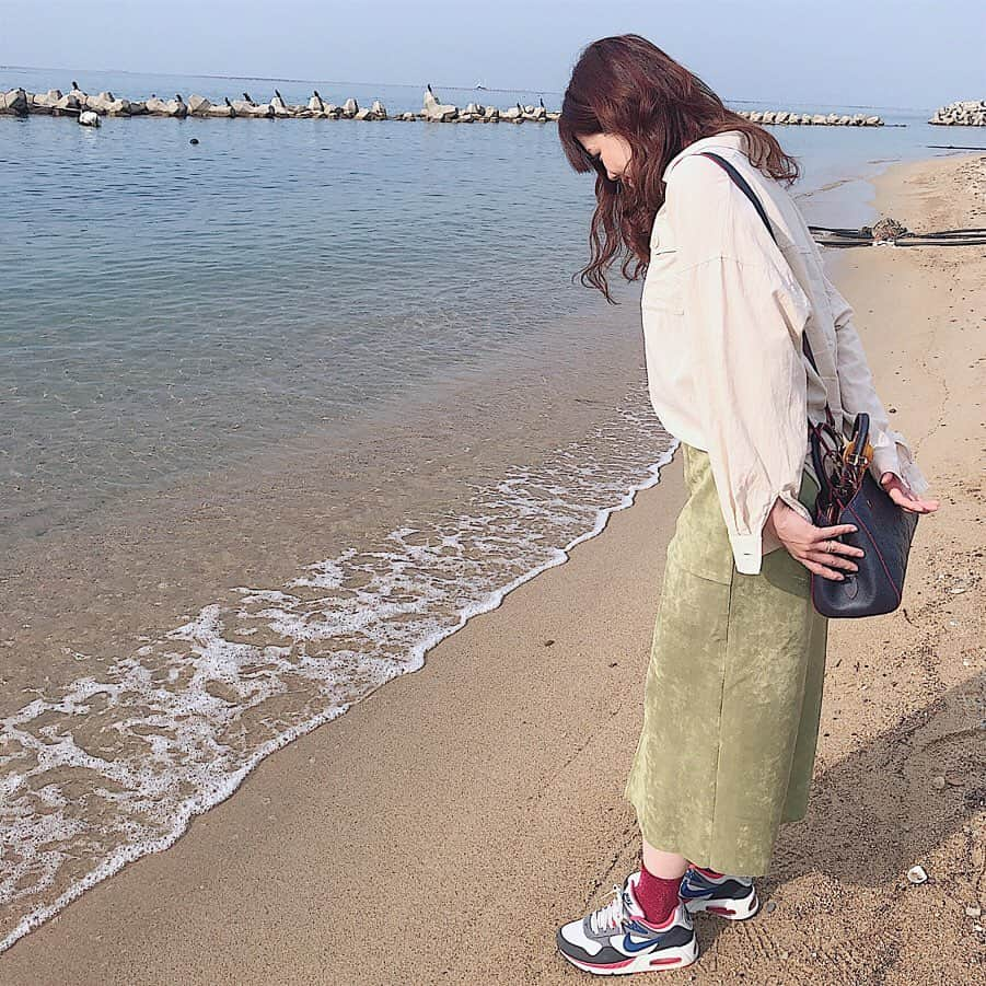 天野ゆうかさんのインスタグラム写真 - (天野ゆうかInstagram)「海鮮丼と海と私たち。 . . . #海鮮丼に映えさせてもろた昼下がり #張り切って上を頼むも #生エビ食べるとやっぱり耳の穴痒くなる #火が通ってたらいけるのに #これ昔からなんよ #生だけアレルギー出るとかあるんやろか？ #だもんでともちゃんにどうぞしたら #一気に寂しい海鮮丼なりました #テラス席は簡易容器になります #食後店の前の海ではしゃぐ #ギリギリまで攻めるスリルが好き #沖縄思い出したまた行きたい #キャスケットは２年前何処ぞのお店で買ったノーブランドです #うおたけ鮮魚店やけんど海鮮どんや  #海鮮丼 #淡路島 #淡路島旅行 #女子旅 #淡路島グルメ #淡路島ランチ #食スタグラム #インスタグルメ #lunch #japan #instafood #여행 #일본여행 #일본여행🇯🇵 #일식」11月12日 18時58分 - yucca_official