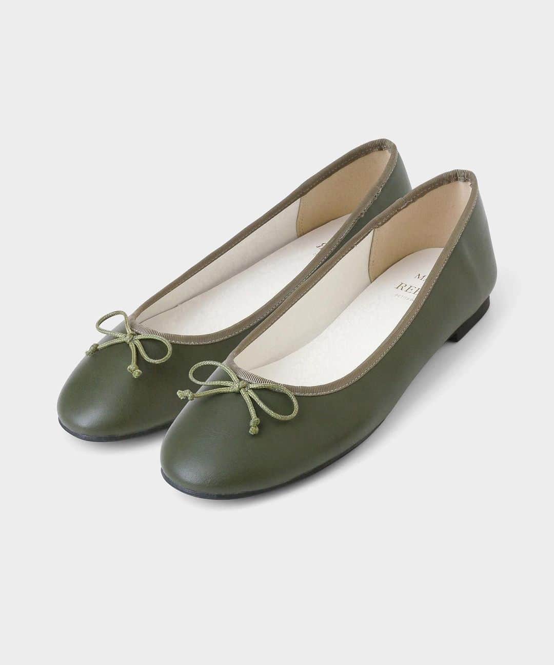 MAISON DE REEFURのインスタグラム：「. 【NEW】 ◼️ Ribbon Flat Shoes / @maisondereefur . ※OFFICIAL WEB SHOPにて先行受付中 . 定番のラウンドトゥシューズです。　 ベーシックなブラックに加え、華やかなメタリック、トレンドのカーキの３色展開。 フェイクレザーなので軽くて柔らかく、お手入れも楽ちん。 オールシーズン活躍して、カジュアルからキレイめまで幅広いコーディネートに取り入れられます。 . ブランドロゴ入りの専用ケース付き。 . 【展開店舗】 ルミネエスト新宿店・博多店・OFFICIAL WEB SHOP・ZOZOTOWN ※11/15(金)〜展開予定 . #maisondereefur #kiosque #shoes #valleyshoes #new #メゾンドリーファー #キオスク #靴」