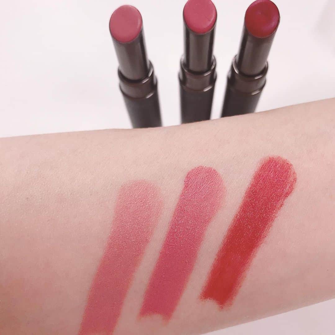 小西さやかさんのインスタグラム写真 - (小西さやかInstagram)「DAZZSHOPの方が2020年1月10日発売の春メイク商品のキャラバンに来てくださいました！ . DAZZSHOPと言えば、ダントツ人気なのがスパークリングジェム。 12色ある中でも人気1位が01番フラッシュ、2位が04番ゴールドブリオン、3位が秋に人気が高まる12番メロウチェーン。 赤みブラウン、ボルドー好きのわたしは迷わず12番がお気に入り。 . その人気シリーズから来春はグリーン✕ピンクパールがギッシリ詰まったペールグリーンが発売されます。 一見使いにくそうなのですが、どんなアイシャドウにもプラスオンするだけで、一瞬でオシャレな深みのある色になるんです。 来春はグリーンが大人気になるのですが、あまりグリーン自体、私も挑戦できないなと思っていましたが、 このパールでニュアンス出すだけの色なら結構使いやすそうです。 実際、来春発売されるマットなボルドーカラーのアイシャドウ29番に重ねた動画も撮影してみたのでスライドしてみてくださいね。 . #DAZZSHOP#スパークリングジェム#アイシャドウ#アイカラー#パール#キラキラシャドウ#人気色#春メイク#ボルドーメイク #ボルドーカラー #グリーンカラー #リキッドアイシャドウ　#ジェルアイシャドウ　#ジェル　#マットアイシャドウ #マットカラー　#新作コスメ　#新作コスメ2020 #人気コスメ #人気色　#ベストコスメ　#ベスコス　#オシャレカラー」11月12日 18時52分 - cosmeconcierge