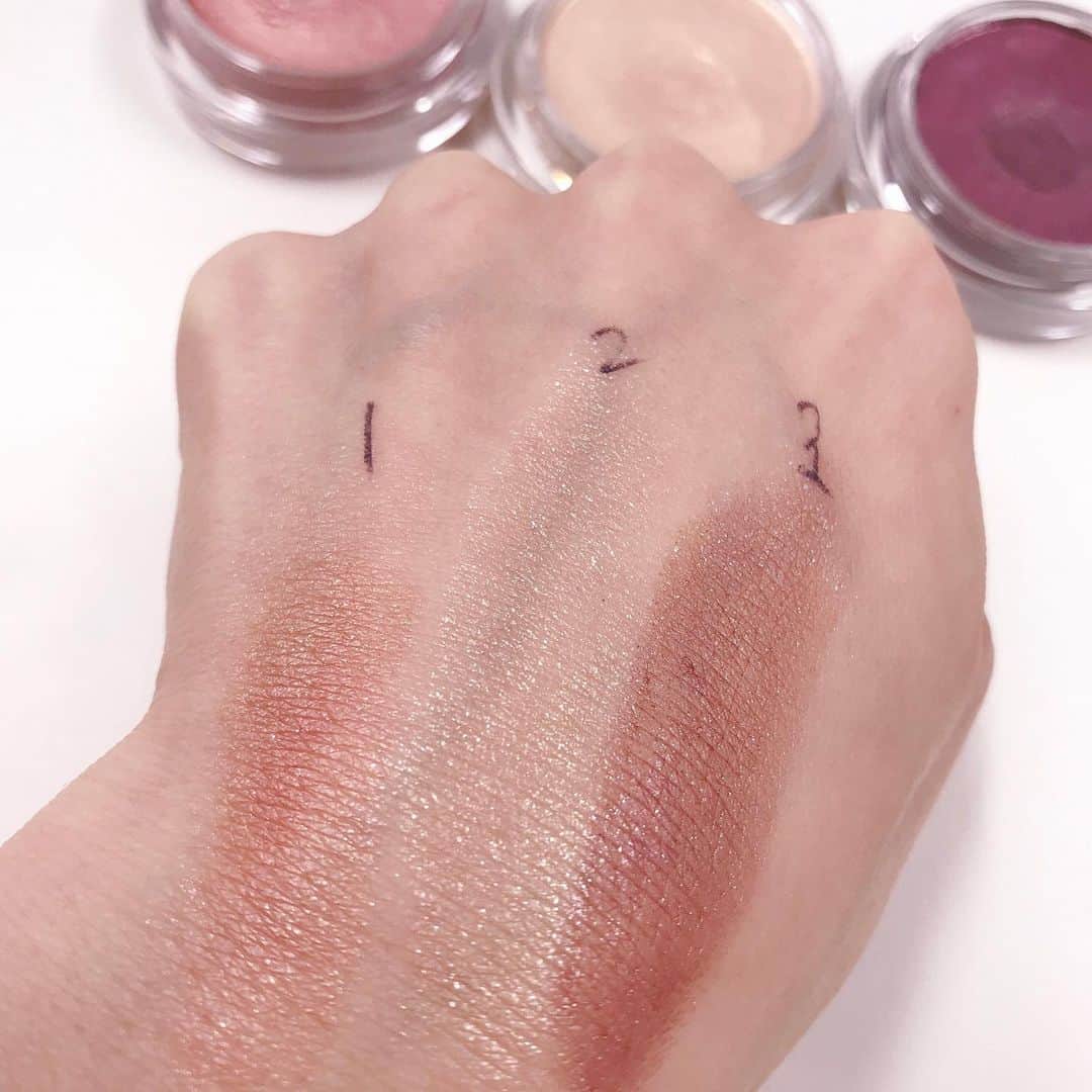 小西さやかさんのインスタグラム写真 - (小西さやかInstagram)「DAZZSHOPの方が2020年1月10日発売の春メイク商品のキャラバンに来てくださいました！ . DAZZSHOPと言えば、ダントツ人気なのがスパークリングジェム。 12色ある中でも人気1位が01番フラッシュ、2位が04番ゴールドブリオン、3位が秋に人気が高まる12番メロウチェーン。 赤みブラウン、ボルドー好きのわたしは迷わず12番がお気に入り。 . その人気シリーズから来春はグリーン✕ピンクパールがギッシリ詰まったペールグリーンが発売されます。 一見使いにくそうなのですが、どんなアイシャドウにもプラスオンするだけで、一瞬でオシャレな深みのある色になるんです。 来春はグリーンが大人気になるのですが、あまりグリーン自体、私も挑戦できないなと思っていましたが、 このパールでニュアンス出すだけの色なら結構使いやすそうです。 実際、来春発売されるマットなボルドーカラーのアイシャドウ29番に重ねた動画も撮影してみたのでスライドしてみてくださいね。 . #DAZZSHOP#スパークリングジェム#アイシャドウ#アイカラー#パール#キラキラシャドウ#人気色#春メイク#ボルドーメイク #ボルドーカラー #グリーンカラー #リキッドアイシャドウ　#ジェルアイシャドウ　#ジェル　#マットアイシャドウ #マットカラー　#新作コスメ　#新作コスメ2020 #人気コスメ #人気色　#ベストコスメ　#ベスコス　#オシャレカラー」11月12日 18時52分 - cosmeconcierge
