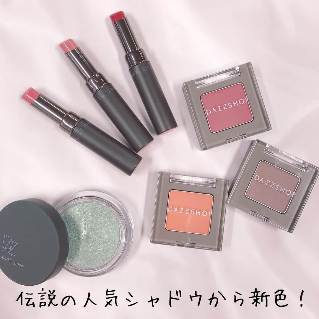 小西さやかさんのインスタグラム写真 - (小西さやかInstagram)「DAZZSHOPの方が2020年1月10日発売の春メイク商品のキャラバンに来てくださいました！ . DAZZSHOPと言えば、ダントツ人気なのがスパークリングジェム。 12色ある中でも人気1位が01番フラッシュ、2位が04番ゴールドブリオン、3位が秋に人気が高まる12番メロウチェーン。 赤みブラウン、ボルドー好きのわたしは迷わず12番がお気に入り。 . その人気シリーズから来春はグリーン✕ピンクパールがギッシリ詰まったペールグリーンが発売されます。 一見使いにくそうなのですが、どんなアイシャドウにもプラスオンするだけで、一瞬でオシャレな深みのある色になるんです。 来春はグリーンが大人気になるのですが、あまりグリーン自体、私も挑戦できないなと思っていましたが、 このパールでニュアンス出すだけの色なら結構使いやすそうです。 実際、来春発売されるマットなボルドーカラーのアイシャドウ29番に重ねた動画も撮影してみたのでスライドしてみてくださいね。 . #DAZZSHOP#スパークリングジェム#アイシャドウ#アイカラー#パール#キラキラシャドウ#人気色#春メイク#ボルドーメイク #ボルドーカラー #グリーンカラー #リキッドアイシャドウ　#ジェルアイシャドウ　#ジェル　#マットアイシャドウ #マットカラー　#新作コスメ　#新作コスメ2020 #人気コスメ #人気色　#ベストコスメ　#ベスコス　#オシャレカラー」11月12日 18時52分 - cosmeconcierge