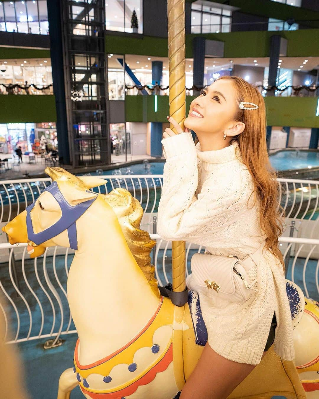 カレンさんのインスタグラム写真 - (カレンInstagram)「今日は初めて メリーゴーランド撮影🎠🎡✨ ロマンチックだった💕 お楽しみに💕 デートコーデにぴったりの ニットは @duras_official 😽💋 photo by @neon__mafia  #shooting #秋冬コーデ #fashion #撮影 #東京ドームシティ #遊園地」11月12日 18時56分 - cjd_karen