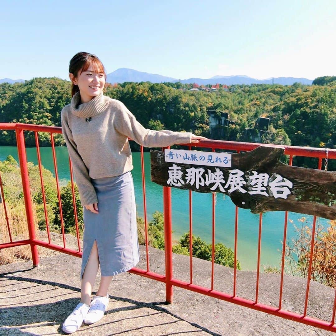 のインスタグラム：「*﻿ ﻿ エメラルドグリーンの水面が﻿ 美しい、岐阜県の恵那峡🌿﻿ ﻿ 遊覧船に乗って恵那峡をぐるっと﻿ まわってきました🛳💨﻿ いろんな奇岩があっておもしろい！﻿ これからの紅葉シーズンは、﻿ さらに絶景になりますよ~🍁﻿ ﻿ あと、恵那市に行ったら﻿ 栗菓子の恵那川上屋は外せませんっ！﻿ 栗きんとん3個分の大きさに﻿ 黒糖生クリームが入った栗風🌰﻿ ほどよく栗の粒感が残った栗ペーストと﻿ 生クリームがとけ合うの〜。美味💭💕﻿ ﻿ _____________________________________﻿______________ #石川さん情報liveリフレッシュ #ロケ﻿ #旅行  #石川テレビ #旅したがーる #岐阜 #恵那 #恵那峡 #遊覧船 #展望台 #恵那川上屋 #栗 #絶景 #gifu #trip」