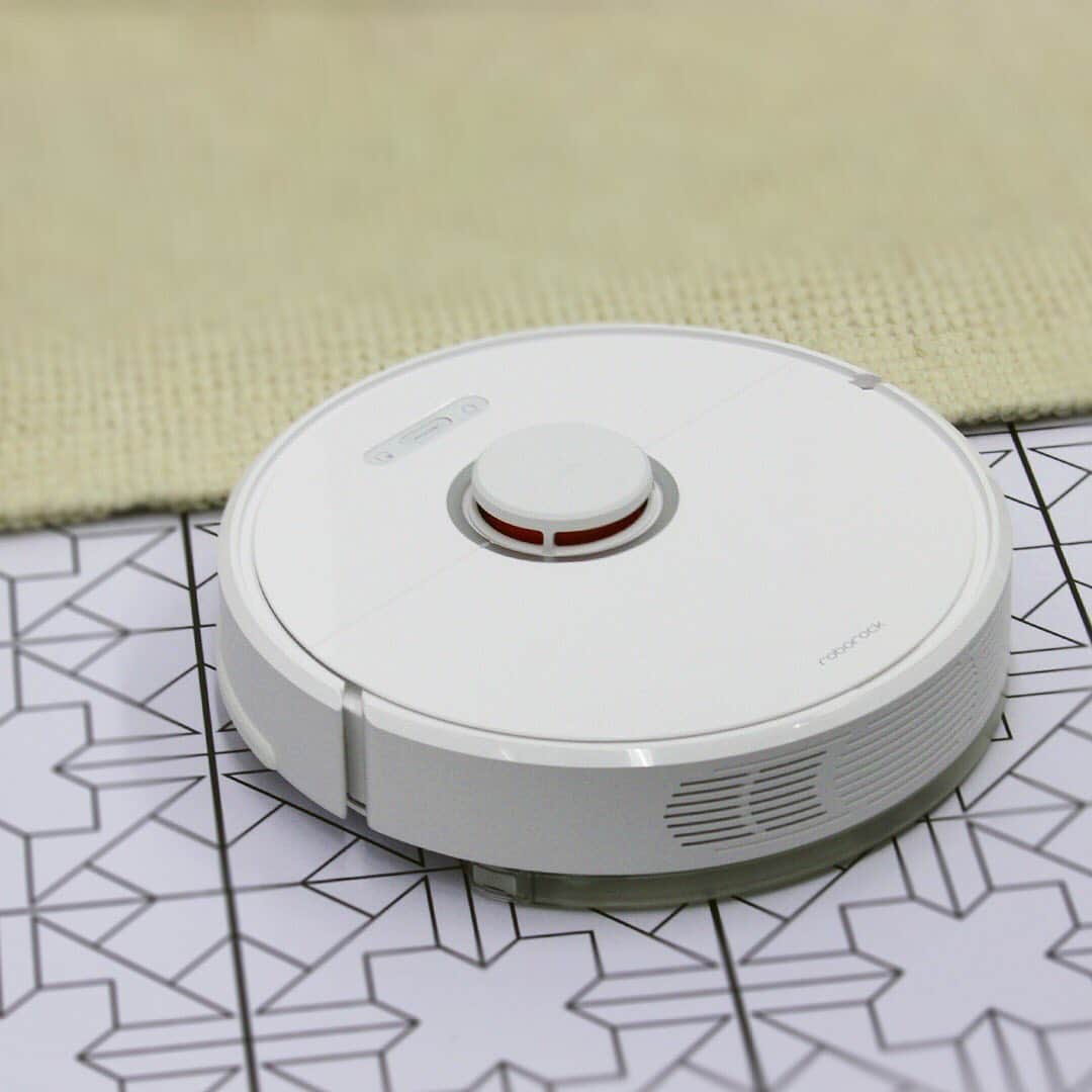 のインスタグラム：「Roborock S6は、掃くも拭くもこれ一台の万能ロボット掃除機🧹 強力な吸引と水拭きで、ハウスダストや皮脂汚れ・油汚れまでもキレイにします！ レーザーセンサーで室内を正確・効率的に把握するので、部屋の角や隙間も見逃しません🔎 外出している間にお家をピカピカにしてもらいましょう✨ ・ Roborock ロボロック S6 ロボット掃除機 ホワイト 74,800円（税込） - - - - - - - - - お求めは写真をタップしてオンラインショップへ✨ プロフィールページのURLからもどうぞ。@softbank_selection . #SoftBankSELECTION #ソフトバンクセレクション #Roborock #ロボロック #ガジェット #お掃除ロボット #ロボット掃除機 #掃除機 #片付け #すっきり暮らす #整理収納 #家 #シンプルライフ #暮らしを楽しむ #暮らしの記録 #丁寧な暮らし #掃除嫌い #家事 #暮らしのアイデア #暮らしを整える #掃除苦手 #掃除 #お掃除  #お掃除グッズ #掃除グッズ #掃除記録 #掃除中」