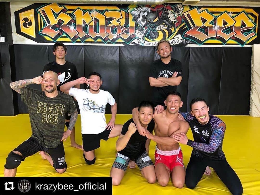 宇野薫のインスタグラム：「今日も練習に参加させていただきありがとうございました！！ #Repost @krazybee_official with @get_repost ・・・ . 今日のプロ練🐝 . 宇野さんからお土産いただきました‼️ . #ysa #krazybee #プロ練 #100athletic」