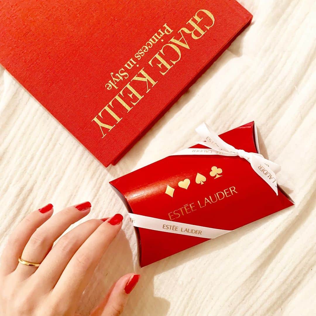 RIKAPEPEのインスタグラム：「Thank you🌹 刻印入りリップ。お化粧品を貰うと、テンションがあがる女心👧是非、奥様やガールフレンド、秘密の恋人、お母様へのギフトに。  #クリスマスコフレ」