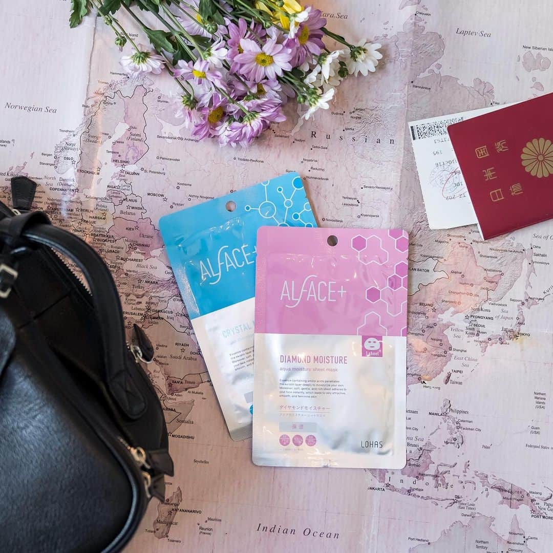 オルフェス（ALFACE+）のインスタグラム：「友達と年末の旅の予定を相談中🤔﻿ 今年はどこに行こうかな？﻿ ﻿ 行きたいところ、食べたいもの、﻿ あれこれ考えて計画を立てる時間も﻿ 旅の醍醐味ですよね🙌💕﻿ ﻿ どこにでも持ち歩ける個包装タイプの﻿ オルフェスは旅の必需品✈️﻿ ﻿ #スキンケア #パック #シートマスク #ながら美容 #時短美容 #フェイスマスク #オルフェス #トラベルコスメ #旅行 #透明感 #保湿 #女子旅 #パッキング #タビジョ #旅行のお供　#年末年始 #パスポート #年末年始旅行」