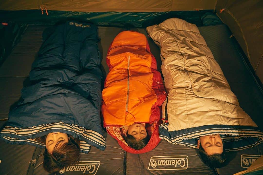 Coleman Japanのインスタグラム：「＼冬キャンプは寝袋が重要！／ これからどんどん寒さが深まり、冬キャンプのシーズンがやってきます🍂❄️ ・ 寝袋選びやレイヤリングなどの防寒対策をしっかりして、冬キャンプを存分に楽しみましょう♪ ・ ・ ・ #灯そうColeman #灯そうコールマン #灯そう #Coleman #コールマン #Camp #キャンプ #Outdoor #アウトドア #sleepingbag #寝袋 #シュラフ」