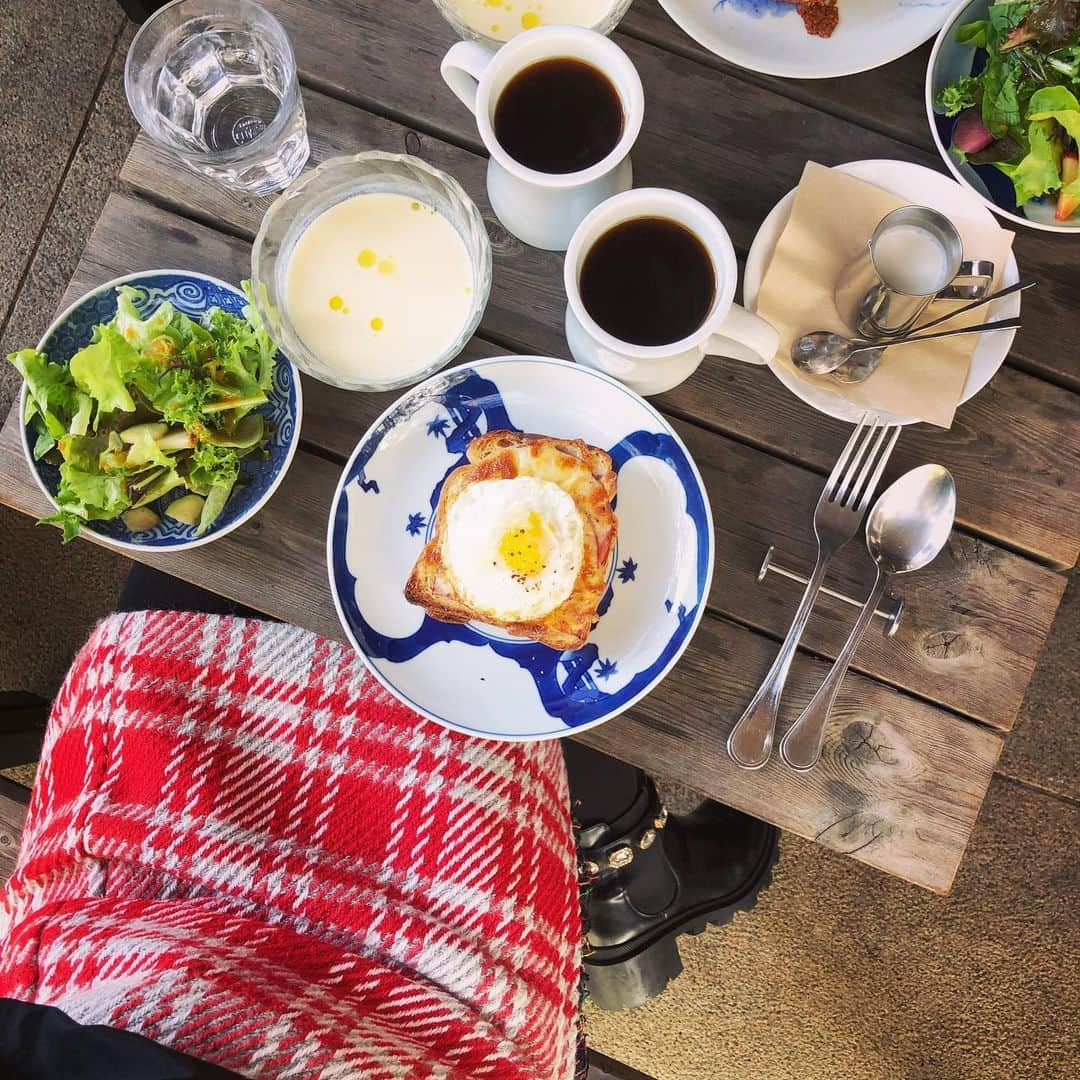 小川ひとみさんのインスタグラム写真 - (小川ひとみInstagram)「Lunchに行った @bricolage_bread_and_company で、 20分焼き上がりにかかるApplepieを頼んだら🍎 すっごく美味しかった🥺✨ ４枚めの動画見てみてね🤤 また食べたくなってきた…  明日14:30〜 @chesty_official のオフィシャルアカウントから instaliveをします🥰💓 東京からは久しぶりなので 是非見てくださいね💓💓 #tokyolife #applepie #六本木 #tweedskirt #チェスティ　 #coat #MISSADORA #🍎」11月12日 19時15分 - hitomy220