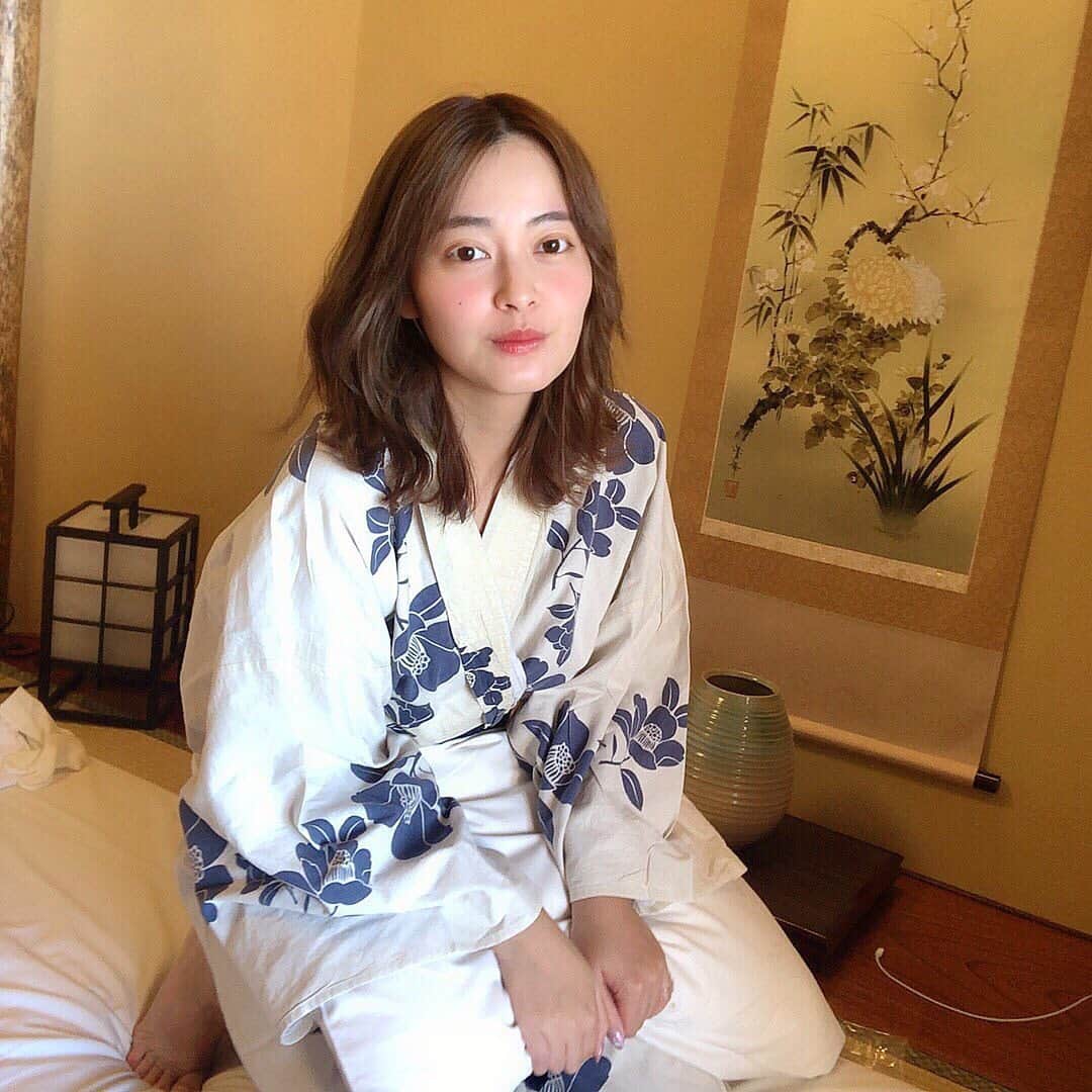 のインスタグラム：「【週末女子旅inいず】﻿ ﻿ 週末にちょこっと旅行に行くのが好きなのでよくいきます🙆🏻﻿ ﻿ ﻿ 今回は伊豆にしました〜﻿ 絶景温泉でリラックスメインで🙆🏻﻿ ﻿ とかいいつつ向かってる途中でトランポリンがしたくなり"ぐらんぱる公園"に寄り道して﻿ ﻿ めちゃくちゃ汗かいたwwww﻿ ﻿ ﻿ それからの絶景温泉ですよ♨️最高🤤﻿ ﻿ ﻿ お宿は"吉祥 CAREN"さん。﻿ ここは本当に満足すぎました！﻿ ﻿ 温泉の雰囲気、景色、4種類？もあって！﻿ いつまでも入れてしまいそうな温度(女子会には最高！)﻿ ﻿ 景色は本当に絶景！目の前に月がドーーンってみれて海がキラキラしてて本当に癒された💕﻿ 朝は朝日がみれるんだって(その日の朝は男湯だったの😭)﻿ ﻿ ﻿ ﻿ 別館の温泉も入れるということだったのでバスで連れてってもらったんだけど(歩いても10分くらいだって)﻿ ﻿ そこは、海みえなくてちょっと微妙だったかな。﻿ ﻿ ご飯もとーーっても美味しくて！﻿ お部屋からも海が見えました🤤﻿ 朝日みたかったけど、起きれなかった笑笑﻿ ﻿ ﻿ 値段も２万円くらいで、この値段でコース料理が食べれて絶景温泉なので全然安いくらいかと！﻿ ﻿ ﻿ 今までは１万円くらいの宿で探すことが多かったんだけど、１万グレードあがるとここまで違うのねーって最近は思います。前回の熱海も２万くらいで最高だったの！﻿ ﻿ ﻿ 結構伊豆下の方まで行かないといけないから遠いんだけども行く価値はあるのでぜひ！！！﻿ ﻿ でも、ここの温泉は女子旅におすすめしたいな！ 温泉が最高だから！！ 次の日は、動物園にいったり〜だいすきなさわやかにいきました🙆🏻 ﻿ #週末温泉 #女子旅 #温泉旅行 #伊豆旅行 #onsen #japan #japanesefood」