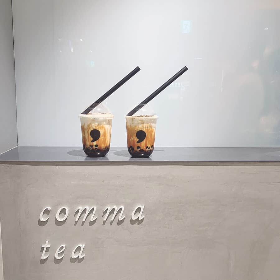 鏑木梨奈のインスタグラム：「. . comma tea🥛 . . 映えした時の写真📸 . 味めっちゃ美味しくて感動したの覚えてる💭 . タピオカにこんなお金かけるのは 正直？？？だけど笑 たまにはいいよね〜♡ . 大人になったのかな〜？笑 . #タピオカ #タピ活 #commatea #焦がし黒糖タピオカラテ」
