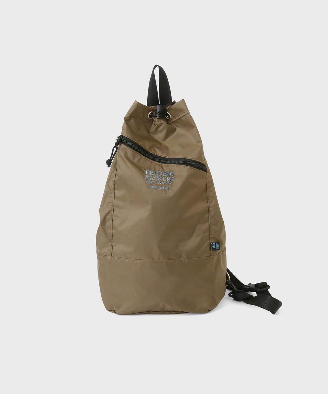 MAISON DE REEFURのインスタグラム：「. ◼️【Fredrik Packers x MAISON DE REEFUR】70D SQUEEZE SLING Body Bag . MAISON DE REEFURでお取り扱いのあるセレクトブランドの中でも、発売以来ロングランヒットのFredrik Packers（フレドリック パッカーズ）。 . 70D SQUEEZE SLINGモデルに "MAISON DE REEFUR" の刺繍を追加した別注アイテムです。 . ワンショルダーのクラシックな巾着仕様で、生地と刺繍の配色もデザインのポイント。 . 背面の両サイドにファスナーが付いているので、左右どちらの背負い方でも中身が取り出せます。 生地は軽量で丈夫なリップストップナイロンを使用。機能性抜群のバッグです。 . 【展開店舗】 国内全店舗 . #maisondereefur #fredrikpackers #bag #bodybag #collaboration #メゾンドリーファー #フレドリックパッカーズ」