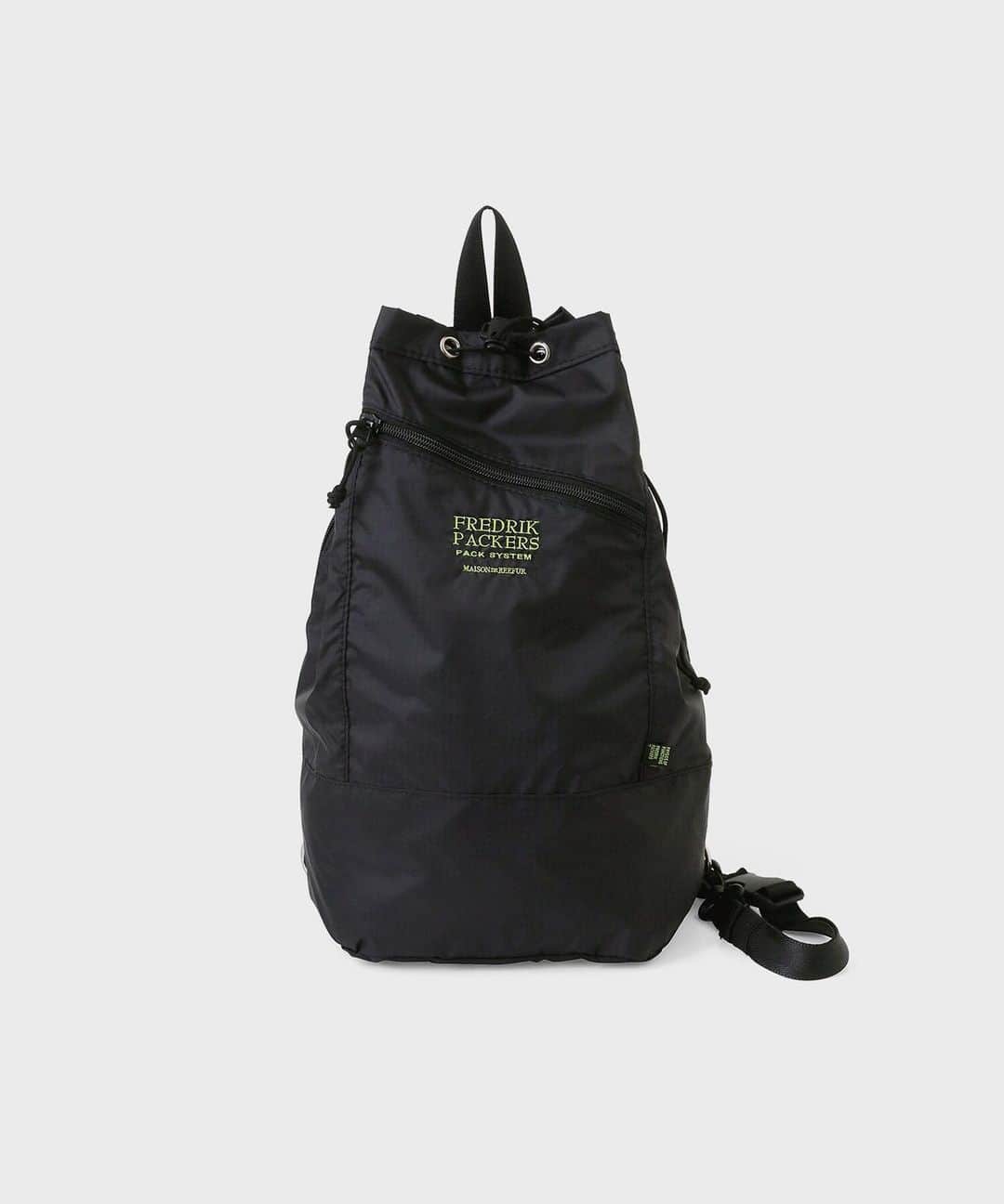 MAISON DE REEFURさんのインスタグラム写真 - (MAISON DE REEFURInstagram)「. ◼️【Fredrik Packers x MAISON DE REEFUR】70D SQUEEZE SLING Body Bag . MAISON DE REEFURでお取り扱いのあるセレクトブランドの中でも、発売以来ロングランヒットのFredrik Packers（フレドリック パッカーズ）。 . 70D SQUEEZE SLINGモデルに "MAISON DE REEFUR" の刺繍を追加した別注アイテムです。 . ワンショルダーのクラシックな巾着仕様で、生地と刺繍の配色もデザインのポイント。 . 背面の両サイドにファスナーが付いているので、左右どちらの背負い方でも中身が取り出せます。 生地は軽量で丈夫なリップストップナイロンを使用。機能性抜群のバッグです。 . 【展開店舗】 国内全店舗 . #maisondereefur #fredrikpackers #bag #bodybag #collaboration #メゾンドリーファー #フレドリックパッカーズ」11月12日 19時10分 - maisondereefur
