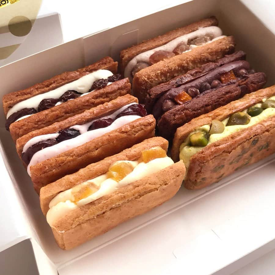 平野紗季子さんのインスタグラム写真 - (平野紗季子Instagram)「11/22-23 (NO) RAISIN SANDWICH BEST COLLECTION 発売します🌹🎊 ・ ꕀ ꕀ ꕀ 11/22-28 渋谷PARCO1F @comingsoon_shibuya で開催されるスペシャル売店 #hiranofoodservice 最初の二日間は @noraisinsandwich が登場です🌼 (情報多い) ꕀ ꕀ ꕀ 今回初のポップアップ出店! にかこつけたスペシャル仕様💎ということで、これまでに発売した全フレーバーを一箱に閉じ込めた”ノーレーズンサンド・グレイテストヒッツ”をお届けいたします🌹🎊 左上から ①定番レーズンサンド ②ベリーベリーチェリー ③サマーレモンクリーム ④アキフユマロン⑤アズキカカオ⑥ピスタチオリーブ……！ おめでたすぎて二度とお目にかかれない(?)めくるめくおいしさが6種類のドリームボックスをどうぞお楽しみください🌹🎊ノーレーズンチームも相当気合い入ってます🤝是非お待ちしてます🤝 ꕀ ꕀ ꕀ (N)RS 06《BEST COLLECTION》 6個入 ¥2,500(税抜) 発売日: 11/22-23 発売場所: 渋谷PARCO1F COMINGSOON 東京都渋谷区宇田川町15番1号　渋谷PARCO1階 営業時間: 10:00-21:00 ・ 消費期限:  お受渡日から4日 箱サイズ(約): 13.5cm×8cm×4.5cm アレルギー表示:  小麦、卵、乳 保存方法: 要冷蔵 ※製品に少量の洋酒を使用しております -お菓子は当日販売制 事前予約不可となります -購入はお一人様1つまででお願いいたします -状況により整理券を配布いたします -販売に関する情報は随時更新いたします -お問い合わせ先  info@comingsoon.tokyo ꕀ ꕀ ꕀ 製菓 @yuichi.goto 意匠 @mina_tabei 企画 @sakikohirano #noraisinsandwich #hiranofoodservice #ヒラノフードサービス」11月12日 19時10分 - sakikohirano