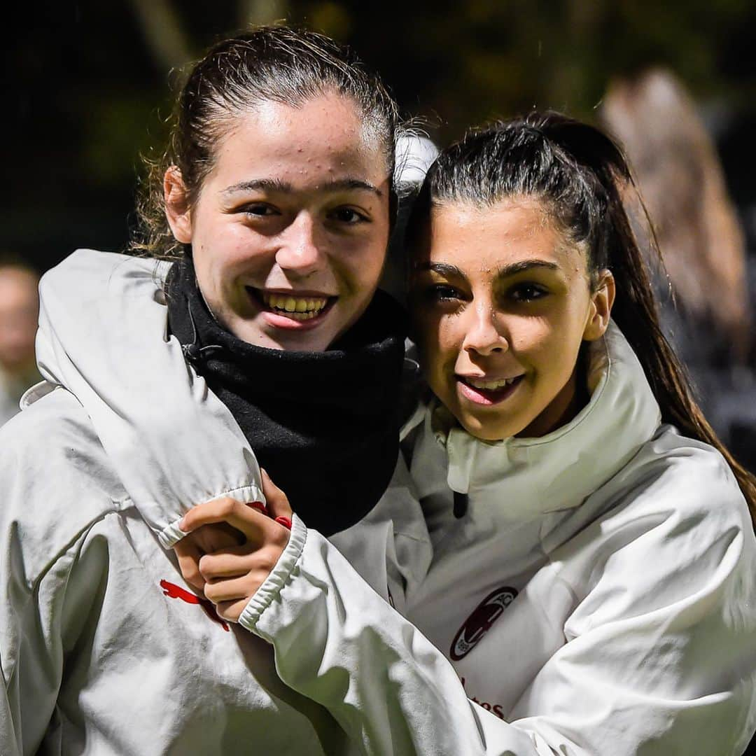 ACミランさんのインスタグラム写真 - (ACミランInstagram)「Smiling in the rain 🌧 #SempreMilan #MilanYouth」11月12日 19時13分 - acmilan