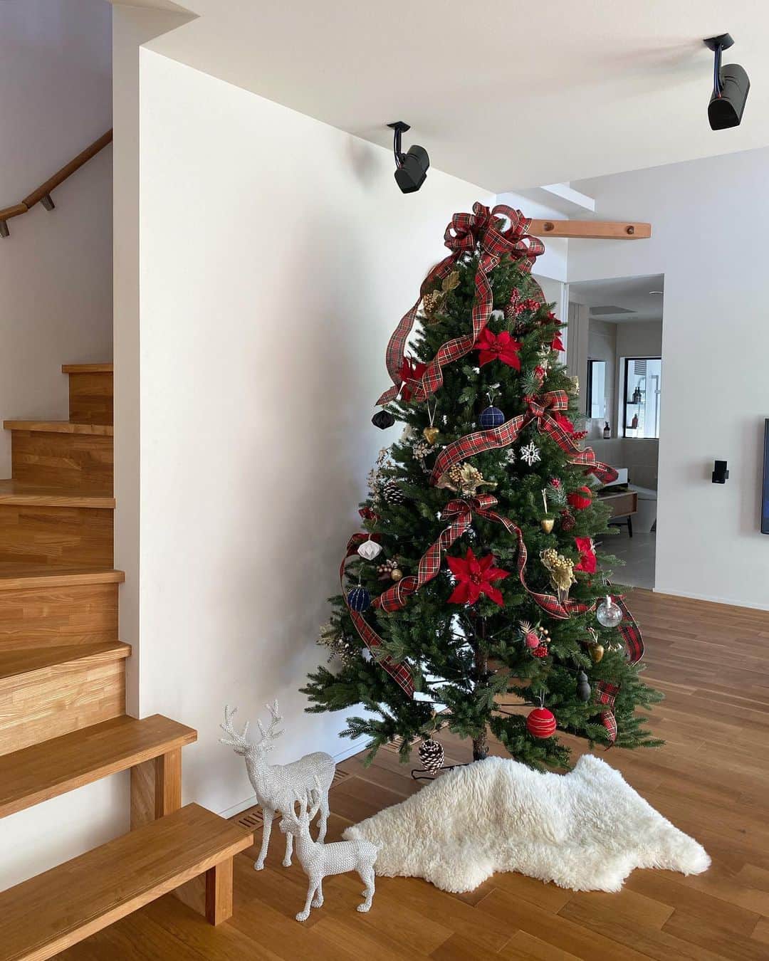 minminさんのインスタグラム写真 - (minminInstagram)「𐄢 2019年クリスマスツリー🎄 飾り付け終了です。 𐄢 今まで白やシルバー系 （ #amiagramクリスマスツリー ）でしたが 今年は赤、チェックでまとめてみました✨ 𐄢 リボンは去年と同じく手作りですが 今年はリボンにワイヤーが入っていない フワフワなリボンでしたので作りにくくて なかなか苦戦しました😅💦 𐄢 リボン、ポインセチア オーナメント以外は去年と同じです。 𐄢 𐄢 今年はツリーに飾る お菓子どうしようかなー？😅💦 𐄢 𐄢 #クリスマスツリー#クリスマスツリー飾り付け#オーナメント#ニトリ#スワロフスキー#バカラ#IKEA#リボン#コストコ#Xmastree#ornaments#interiordesign#シンプルライフ#シンプルな暮らし#🎄#amiagramクリスマスツリー」11月12日 19時25分 - amiagram
