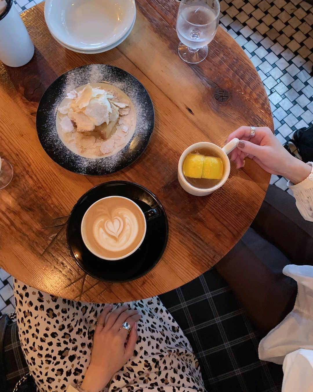 石井亜美さんのインスタグラム写真 - (石井亜美Instagram)「☕️ . ヨーロッパに旅行に来たような気持ちになる 素敵なカフェを見つけた！ 恵比寿から歩いて15分...くらいかな？？ @dayandnight2015 . はるちゃんと☺️🍒 with @har_326 . . #cafe #dayandnight #lephil #milaowen #fashion #hstandard #outfit」11月12日 19時24分 - ami_ishii_