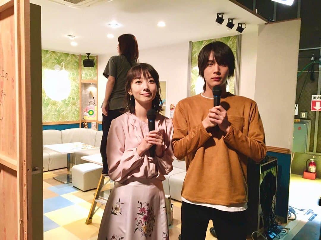 【公式】G線上のあなたと私のインスタグラム：「_ ‪／‬﻿ ‪『#G線上のあなたと私』‬﻿ ‪第5話放送まであと3️⃣時間をきりました😆💛﻿ ‪＼‬﻿ ﻿ ‪予告動画にもありましたが、﻿ カラオケでの #也映子さん と#理人くん の、﻿ オフショットでカウントダウン✨﻿ ﻿ ‪#いつもとファッションが違う也映子さん﻿ ‪#なんだか忘れ物しているような﻿ #理人くんが歌っている曲はなんでしょう﻿ ‪#波瑠　#中川大志﻿ ‪#本日よる10時から‬第5話放送﻿ #世界野球で放送開始が遅れる可能性がございます」