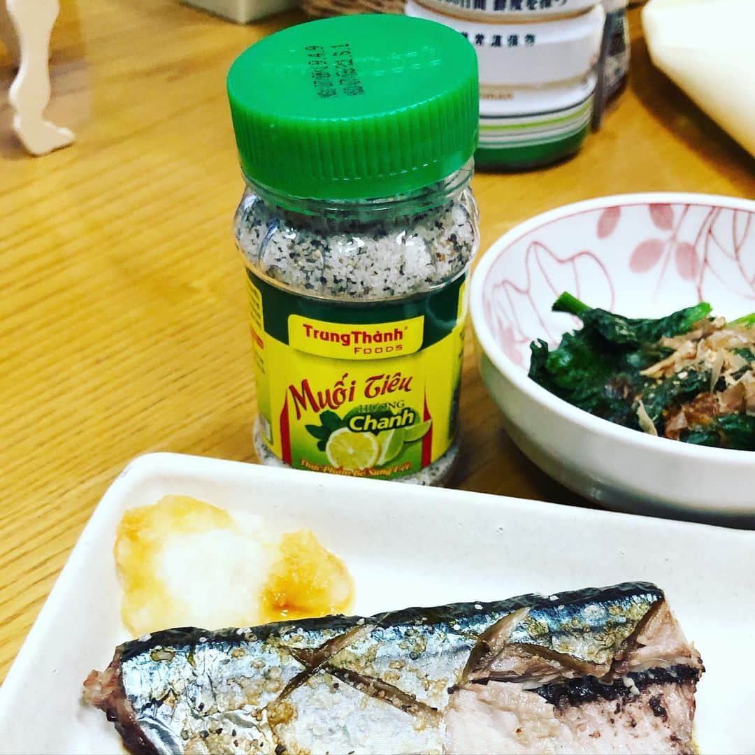 水谷さるころさんのインスタグラム写真 - (水谷さるころInstagram)「サンマにハノイで買ってきたライム塩。アリです。」11月12日 19時22分 - salucoro