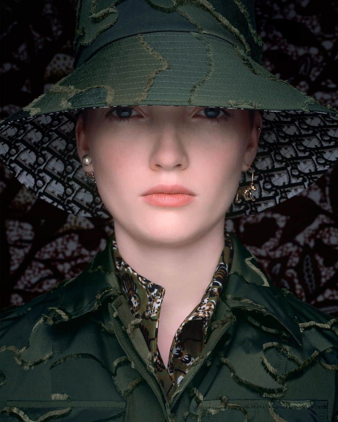 クリスチャンディオールさんのインスタグラム写真 - (クリスチャンディオールInstagram)「The new camouflage motif from the #DiorCruise 2020 collection by @MariaGraziaChiuri returns on the latest versions of the 'DiorCamp' messenger, #DiorSaddle, #DiorBookTote, and bucket hat. Swipe through to see them all.⁠⠀ © @BrigitteNiedermair」11月12日 19時23分 - dior