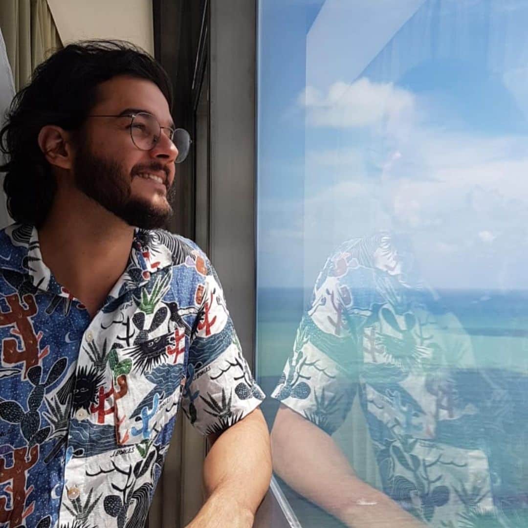 ファチマ・ベルナルデスのインスタグラム：「Parabéns, meu amor! Queria uma foto bem bonita. E achei essa que tem o seu colorido, a sua luz. Mas não resisti e fiz uma colagem também com muitas fotos em que  nossos cabelos estão bem desalinhados ( ou assanhados como vc diz). Essas fotos combinam muito com a gente. Tomara que goste. E nesse novo ano, que vc sustente o sorriso, a esperança e a fé nas pessoas. Amo que vc seja assim.  #cadaminutoimporta 🌷💋🎂🍰👏🙏❤️」