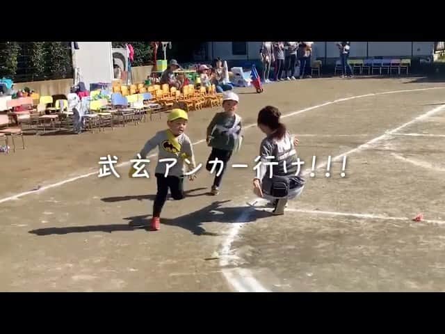 齋藤美波のインスタグラム：「🏃🏽🥇🏁 #はじめての運動会 ・ 延期になった当日はぴーかんの 運動会日和🌞♥️ 1番楽しみにしてたリレーでは 武玄さん、まさかの！！ アンカーでした🤣🤣🙌🏽🙌🏽 流石ママとパパの子！笑 ママもパパも学生時代は リレーの選手だった🤫🤫🤫笑 このままアンカーkeepして ほしいな🥇 惜しくも最後の最後でお友達に 当たってつまづきそうになって 抜かされちゃったけど本人 喜んでたから結果オーライ😂👏🏽 ・ ダンスも応援団もしっかりやって 成長感じたわ...🥺 自分の親もこんな気持ちで 今まで見てきたのかと思うと 1人でうるうるしてた。 #涙腺弱め ・ 本来然くんの保育園と合同の予定が 延期の為、別々の開催になったのが 残念だったけど、また来年に期待だね‼️ 今週末は然くんの運動会😊🏁 ・ 然くんの運動会は おチビちゃん達しかいないから こらはまたなんとも言えない気持ち なるんだろうな😆♥️ 楽しみ〜！！！ ・ ・ #保育園#運動会#親子競技#ダンス#応援団#リレー#リレーのアンカー#子供の成長#感動#3歳児#涙腺崩壊#son#nurseryschool#happy#cute」